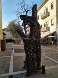 mi-mano - Esposizione mostra opere di Ettore Peroni lungo le strade di Torri del Benaco sul Lago di Garda